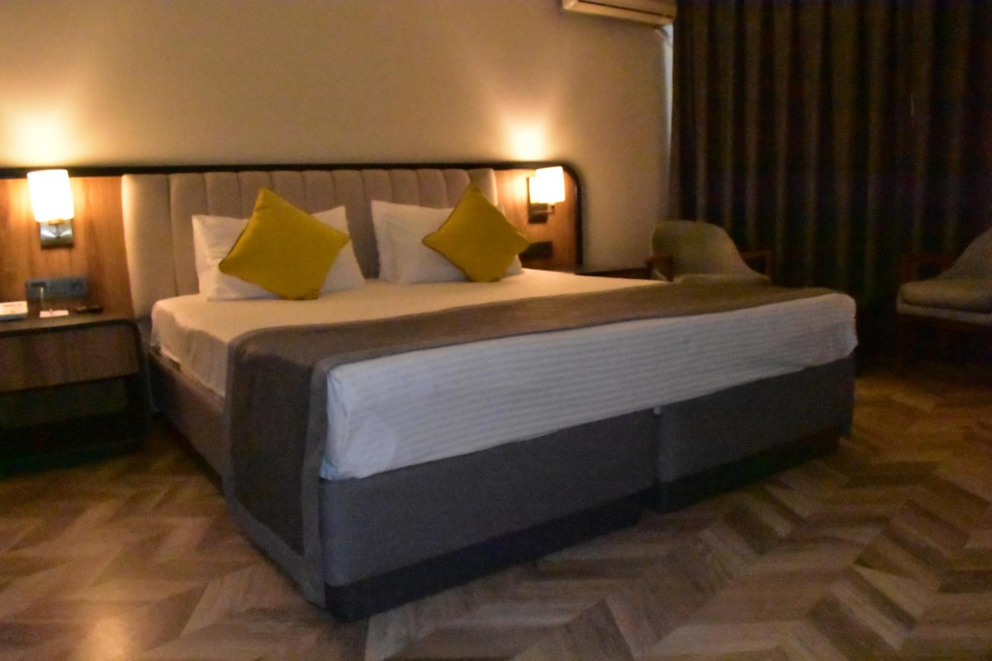 Uk Ankara Hotel Buitenkant foto